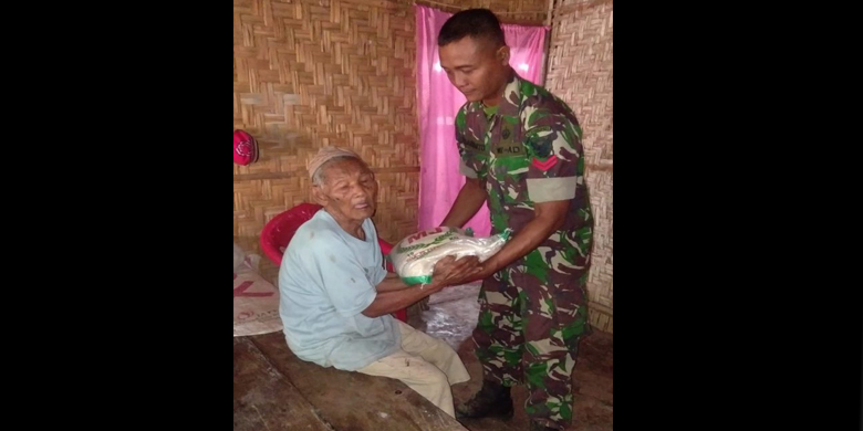 Anggota Koramil 421-07/Sdm Salurkan Bantuan Untuk Warga Yang Menderita Prostat