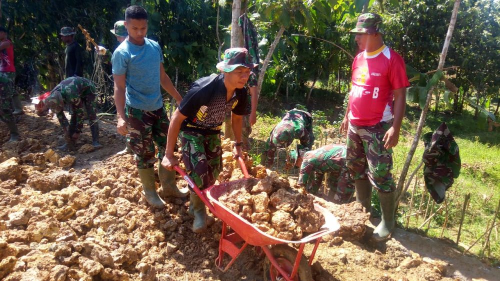 Danton Yonif 410/Alugoro Juga Terjun langsung di Lokasi TMMD