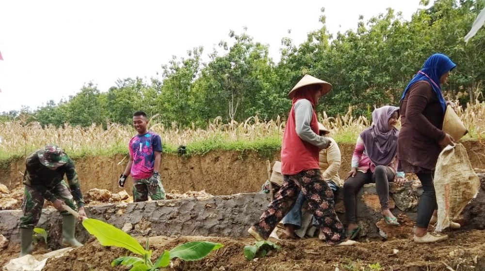 Tak Mau Kalah Dengan Warga Lain, Ibu-Ibu Juga Kerja Kasar di Lokasi TMMD