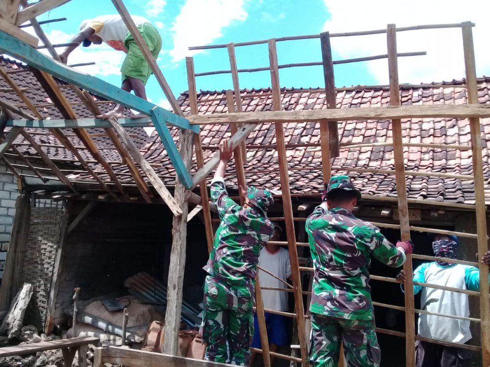 Tidak Ada Pilihan, TNI Harus Rehab Total Rumah Warga