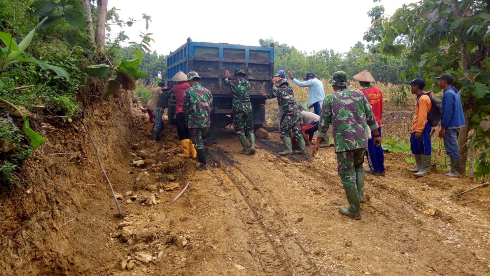 Sehabis Diguyur Hujan, Tentara dan Warga Harus bergulat Dengan Lumpur
