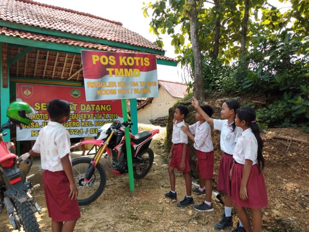 TNI Jelaskan Panjang Lebar Soal TMMD ke Murid-Murid SD