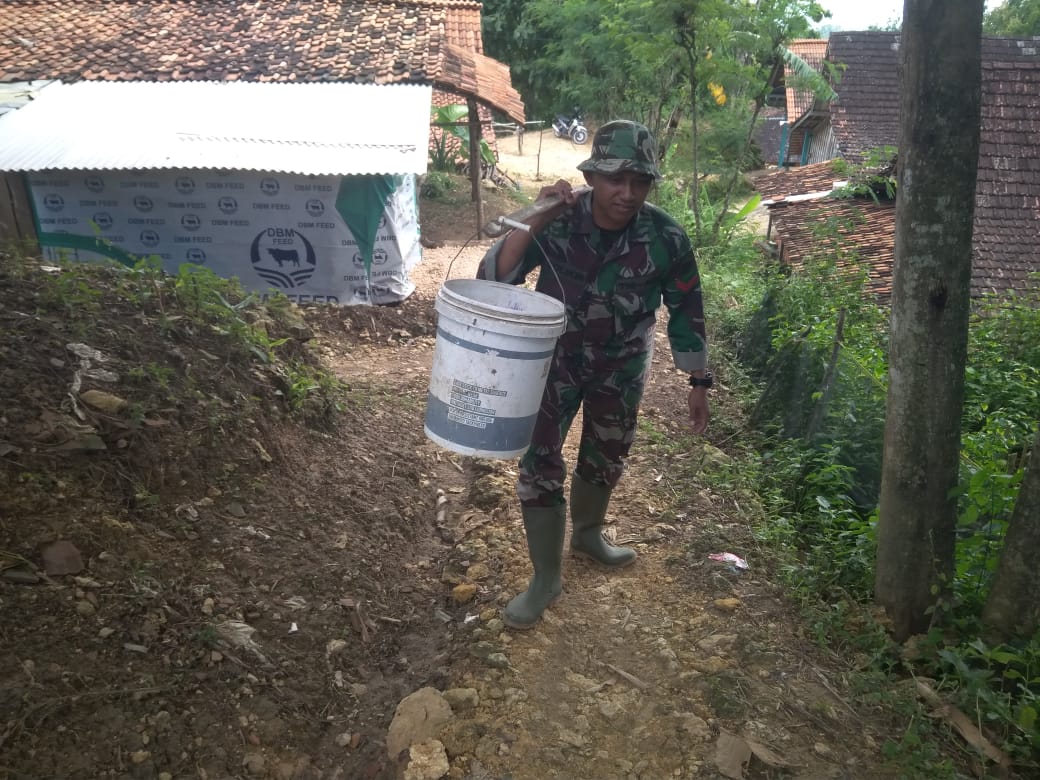 Bantu Warga Ambil Air, Satgas TMMD Ini Anggap Training Fisik Hadapi UKP