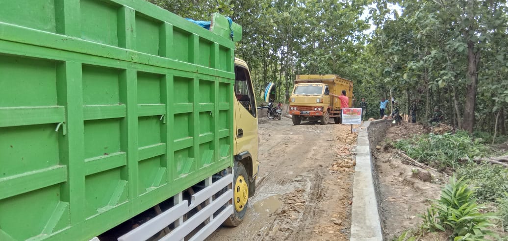 Dua Truk Warga Dikerahkan Kejar Pekerjaan TMMD
