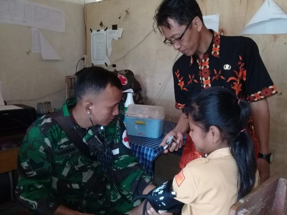 Satgas TMMD Beri Layanan Kesehatan Gratis Bagi Siswa Siswi SD