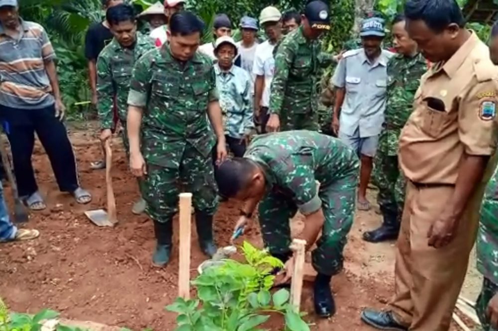 Dandim 0421/LS Lakukan Bedah Rumah Milik Warga Katibung