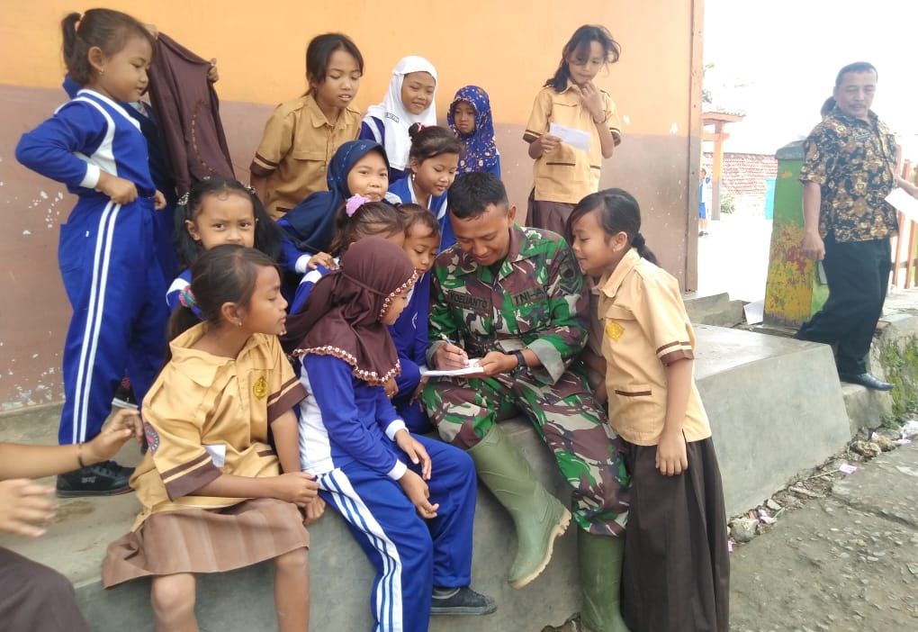 Lakukan “Salam Perpisahan” Dengan Anak-Anak SD