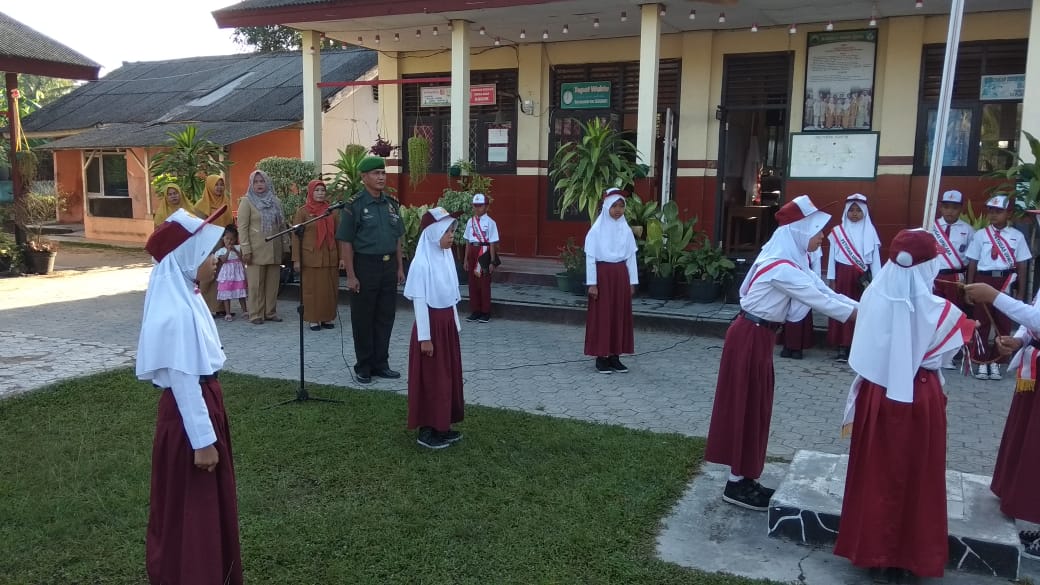 Pelda Heri Pimpin Upacara Di SDN 1 Beringin Kencana Candipuro