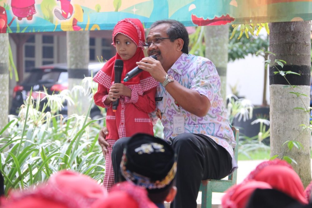 Didatangi Ratusan Anak-Anak, Bupati Djoko Nugroho Jadi Guru KB/TK Sehari