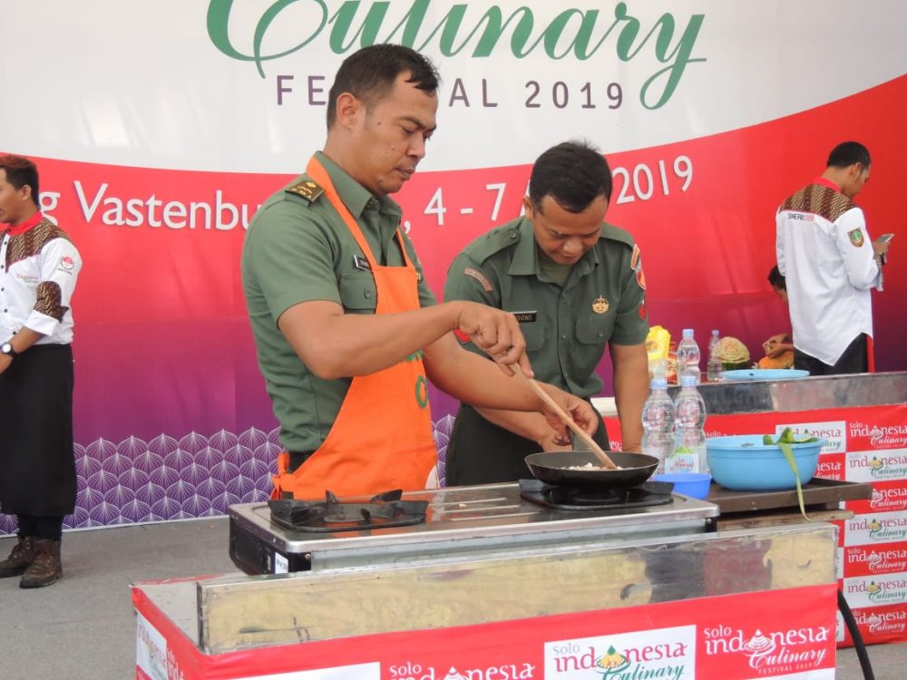 Tak Hanya Mahir Dalam Ilmu Kemiliteran, Babinsa juga Piawai Dalam Mengolah Masakan
