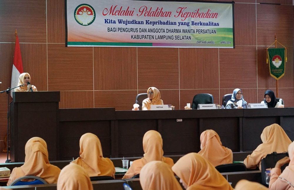 Winarni Membuka Pelatihan Kepribadian Bagi Pengurus Dan Anngota DWP Lamsel