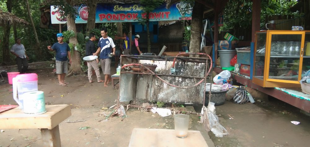 Warga Sidomulyo Mulai Bersihkan Lumpur Sisa Sisa Banjir