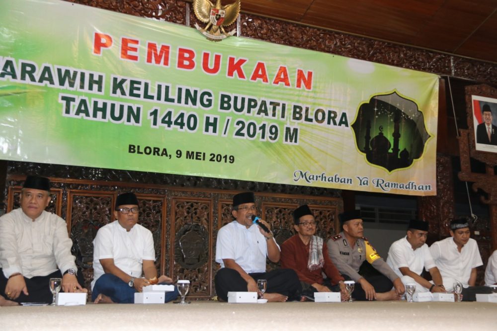 Buka Tarawih Keliling, Bupati Ajak Umat Bersatu Pasca Pemilu