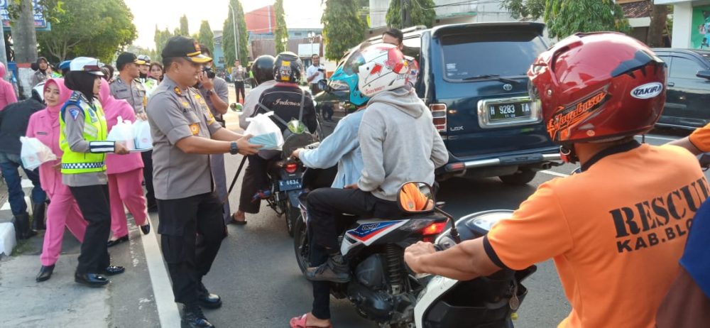 Warga Dikagetkan Polisi Bergerombol di Jalan Pemuda Blora