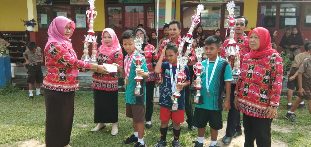 Kepala SDN 1 Sidoharjo Waypanji Berikan Piagam Penghargaan