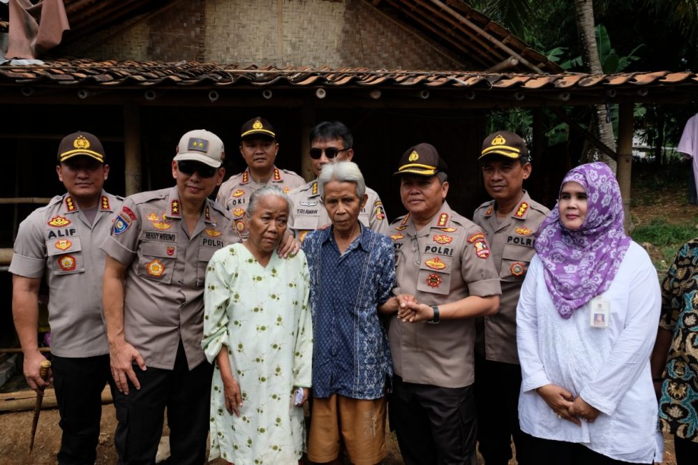 20 Tahun Derita Katarak, Kakor Binmas Polri Bantu Operasi Nenek Karni