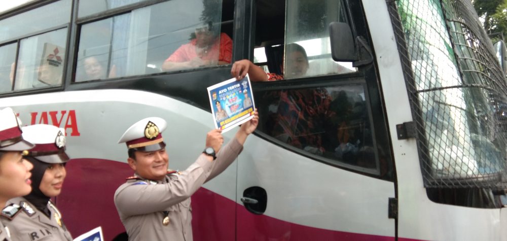 Satlantas Polres Lampung Selatan Bagi Bagi Takjil Dan Brosur