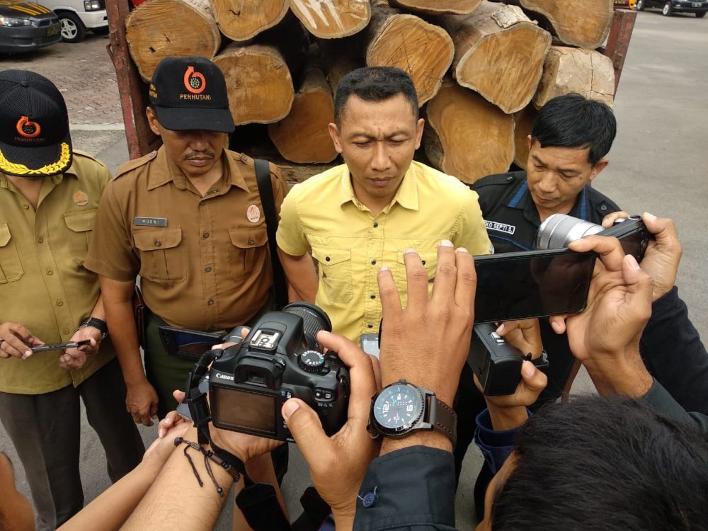 45 Batang Kayu Jati Yang di Duga Hasil Curian Diamankan Tim Gabungan Satreskrim Polres Blora dan Perhutani