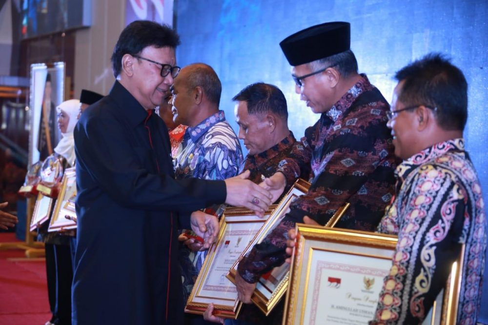 Plt Bupati Lampung Selatan Terima Penghargaan Dari Mendagri