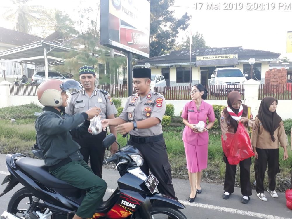 Polsek Katibung Bagikan Ratusan Bungkus Takjil