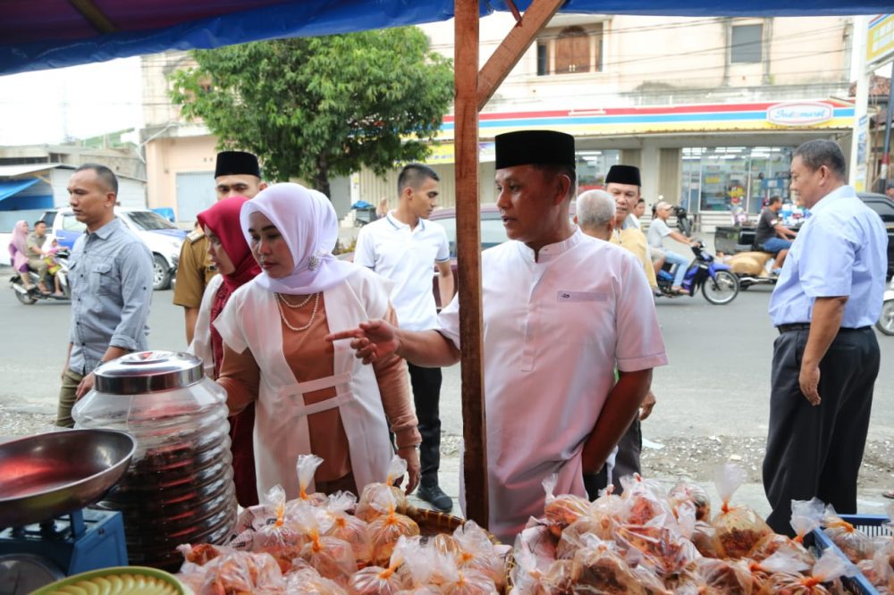 Isteri Plt Bupati Lampung Selatan Nanang Borong Takjil Untuk Dibagikan