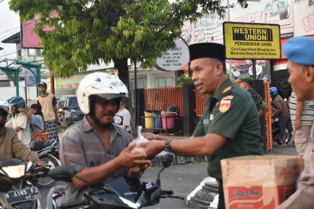Momen Kebersamaan Kodim 0716/Demak Dan Polres Demak Berbagi Takjil Di Bulan Puasa