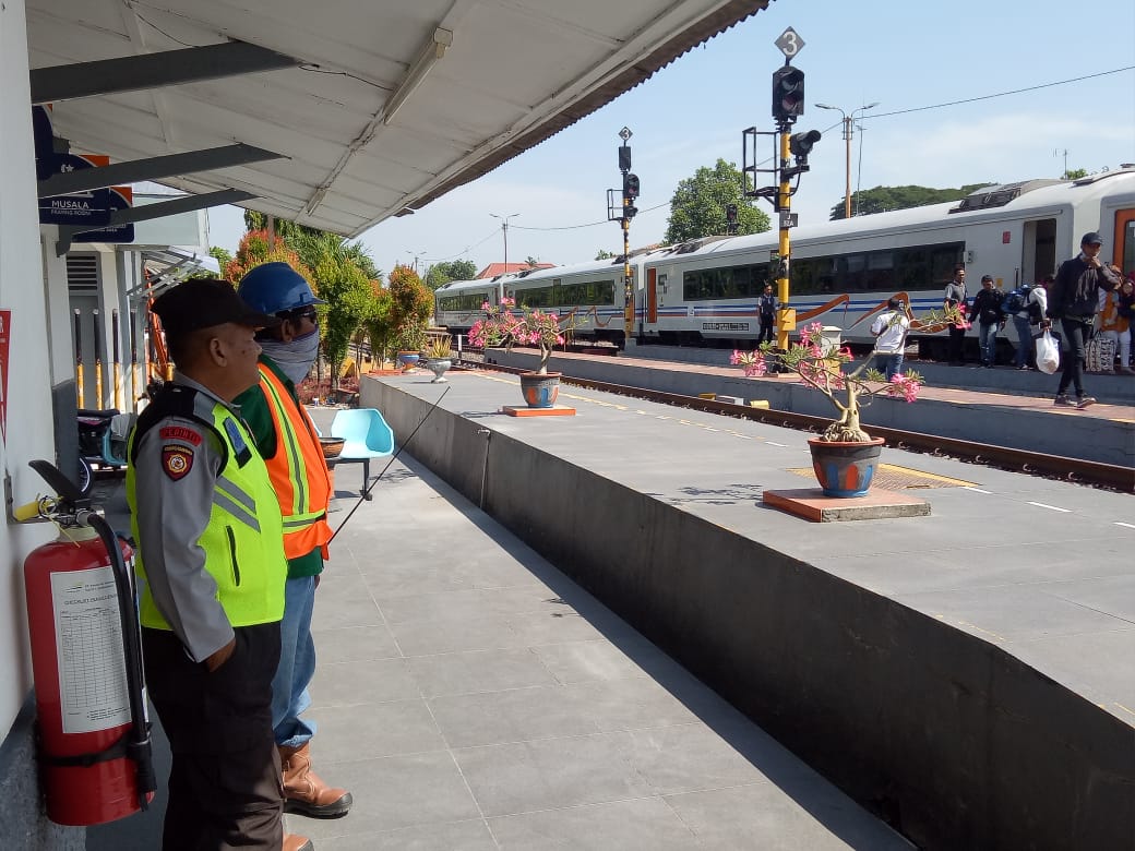 Jelang Lebaran Polsek Randublatung Polres Blora Pantau Stasiun Kereta