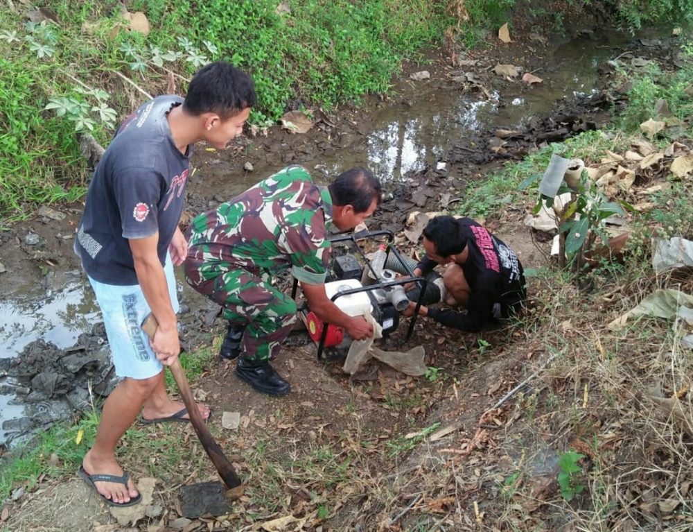 Musim Kemarau Tiba, Babinsa Sawahan Bantu Petani Aliri Sawah Dengan Pompa Air