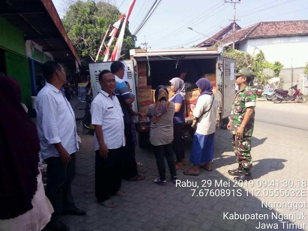 Desa Ngronggot Koramil 0810/09 Ngronggot Serda Saiful Wakid serbuter pendampingan Oprasi Pasar murah 2019