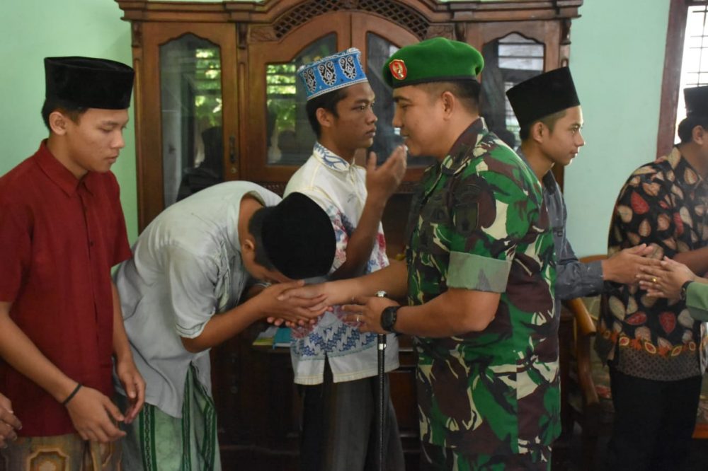 Anjangsana, Dandim Madiun Beserta Ketua Persit Berbagi Dengan Anak Panti Asuhan