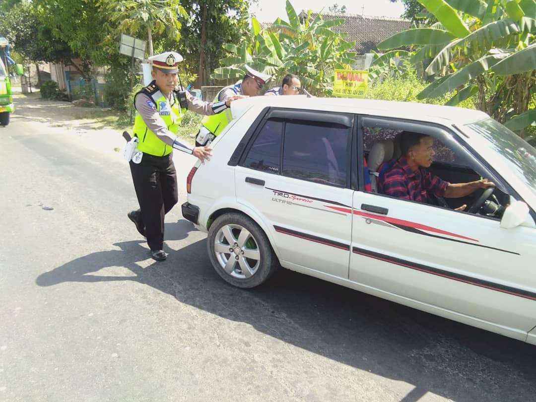 Temui Mobil Mogok, Tim Patroli Polres Blora Bantu Dorong Mobil Pemudik.