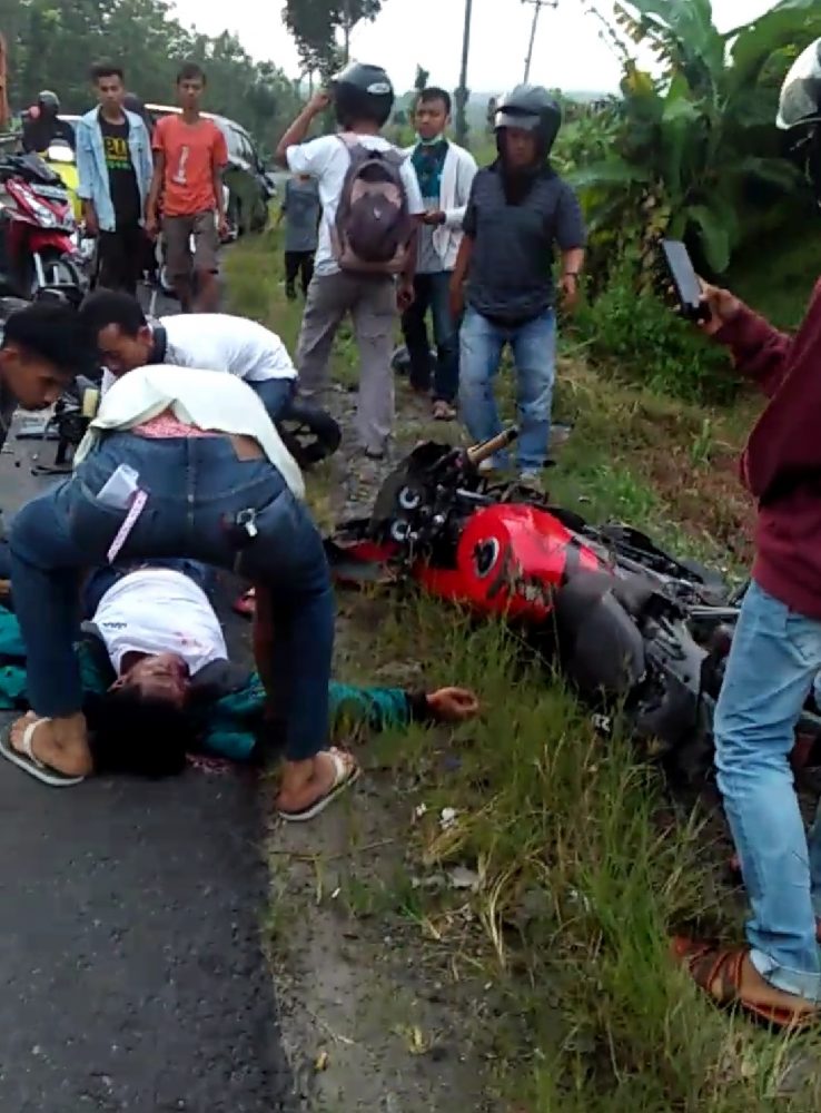 Dua Orang Pengendara Sepeda Motor Dilarikan Ke RSUD Bob Bazar Kalianda Lampung Selatan