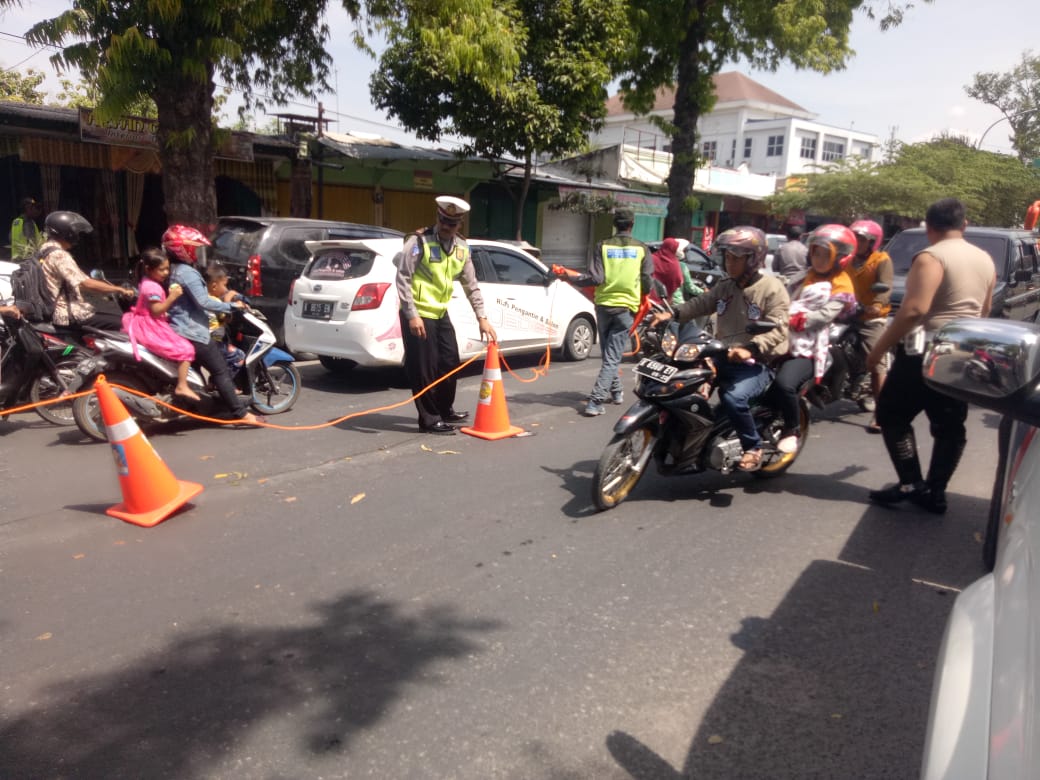 Antisipasi Kemacetan di Depan Luwes, Satgas Kamsel OKC 2019 Polres Blora Rekayasa Lalu Lintas.