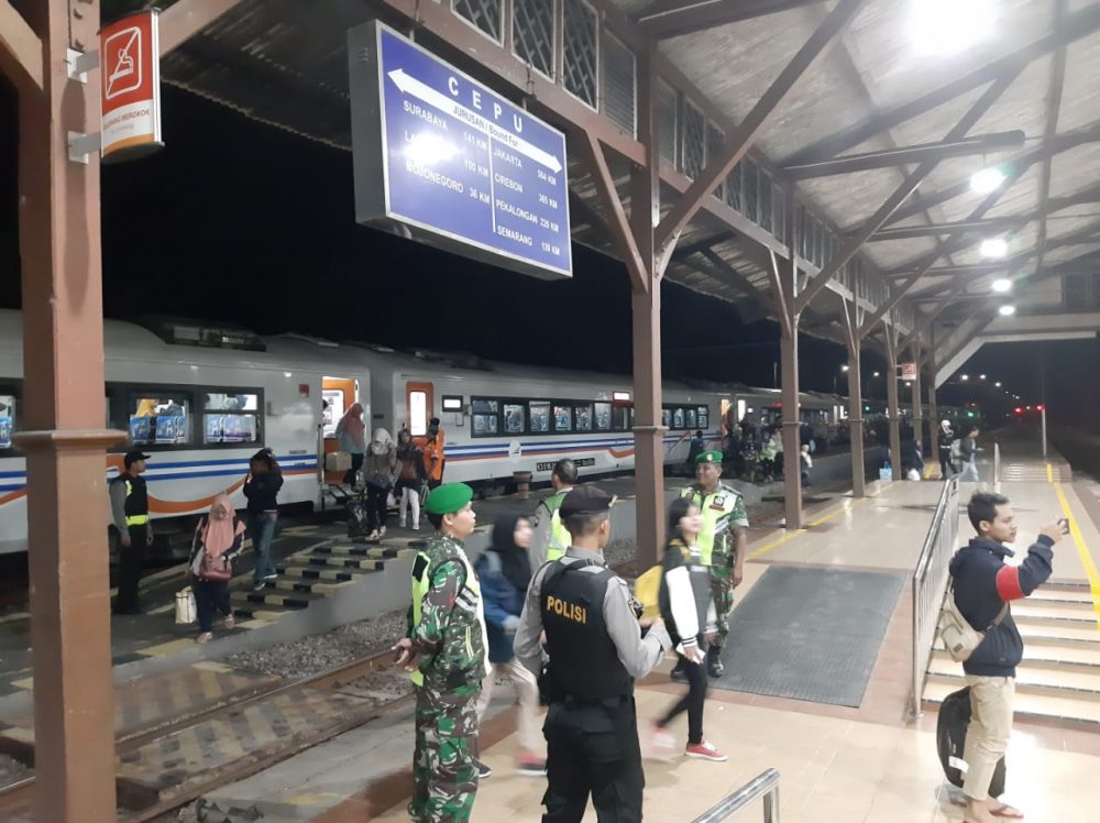 Pantauan Anggota Pos Pam Cepu OKC 2019 Polres BloraDi Terminal dan Stasiun.