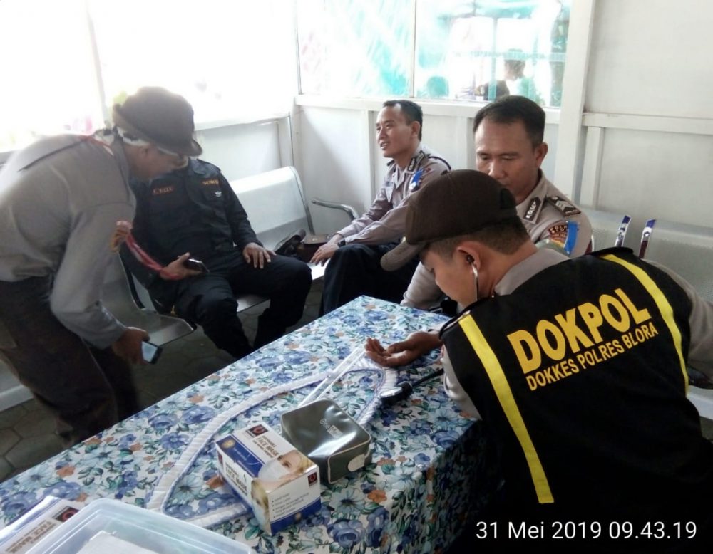 Tim Dokkes Polres Blora Cek Kesehatan Anggota Pam Ketupat Candi 2019