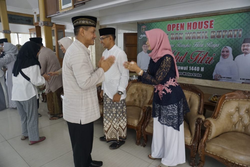 Dandim Ngawi Bersama Ibu Dan Anggota Makodim Hadiri Acara Open House Di Pendopo Kabupaten Ngawi