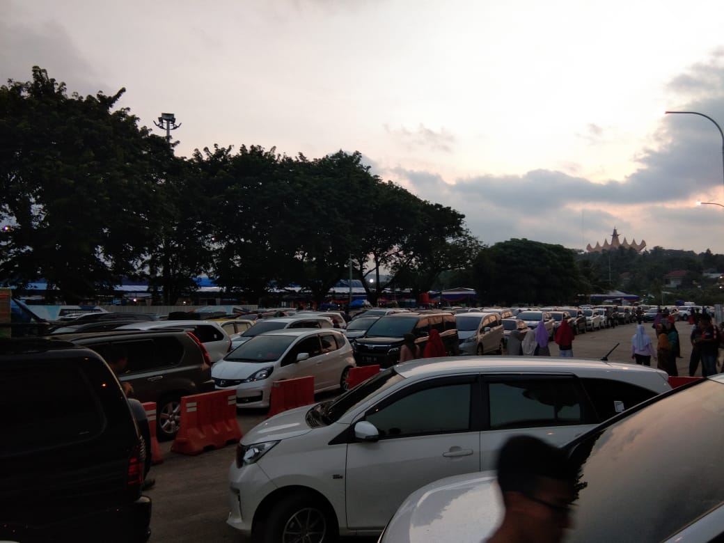 Minimnya Arahan Dari Pihak Pelabuhan Membuat Pengendara Yang Bingung Menuju Dermaga Eksekutif