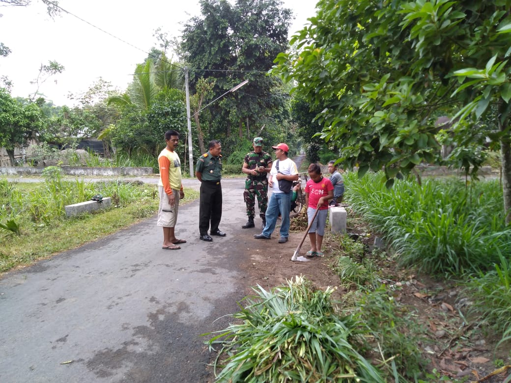 Anggota Koramil 0808/Blitar tumbuhkan rasa kebersamaan melalui Karya Bhakti