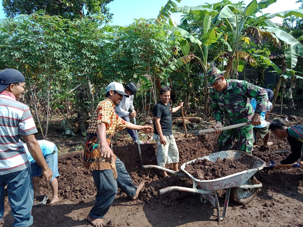 Babinsa Bader Bersama Masyarakat Bersemangat Buat Jalan Tembus