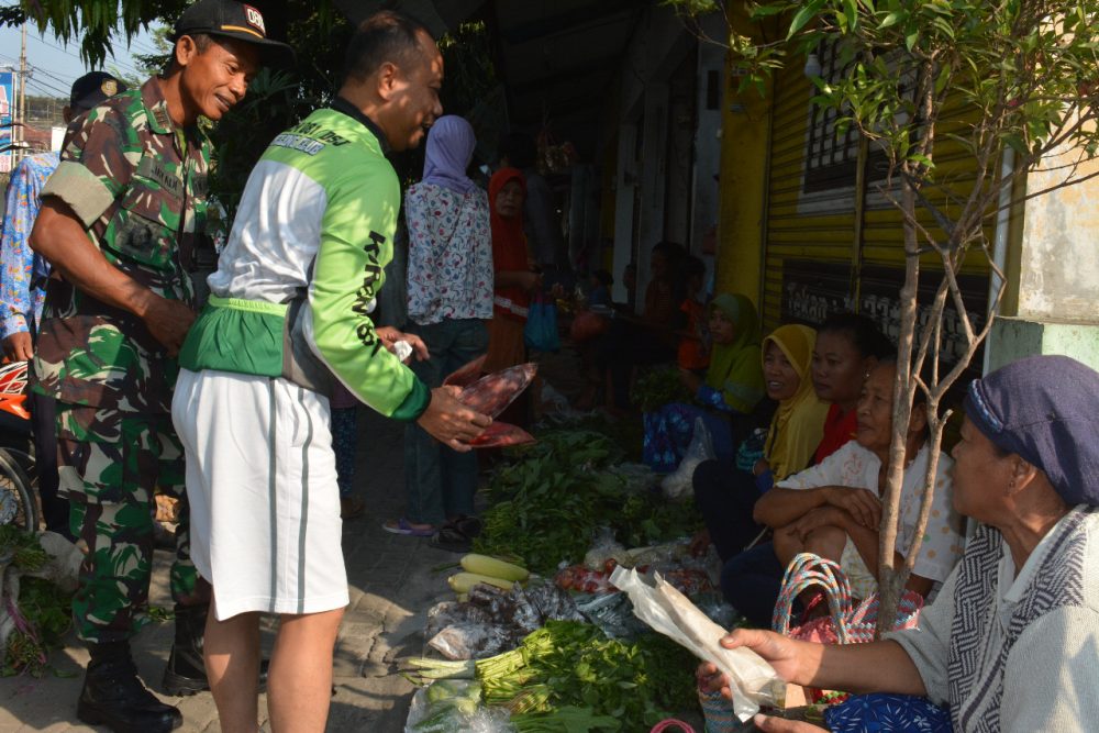 Sambil Bersepeda, Danrem 081/DSJ Blusukan ke Pasar Tradisional Wungu dan KPAD Bosbow