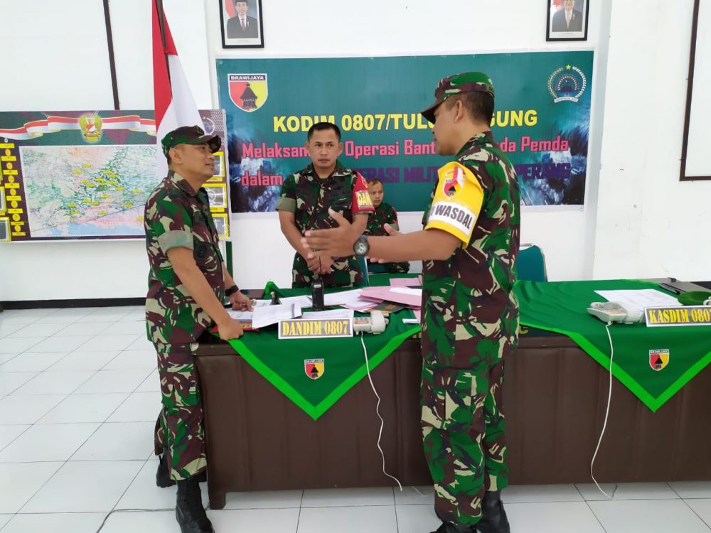 Dandim Dampingi Danrem 081 Tinjau Latihan Posko I Kodim Tulungagung Merak Jaya XIX