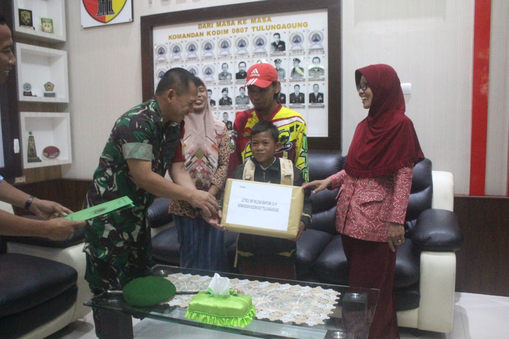Dandim Tulungagung Berikan Apresiasi Aksi Patriotisme Bocah SD Pemanjat Tiang Bendera
