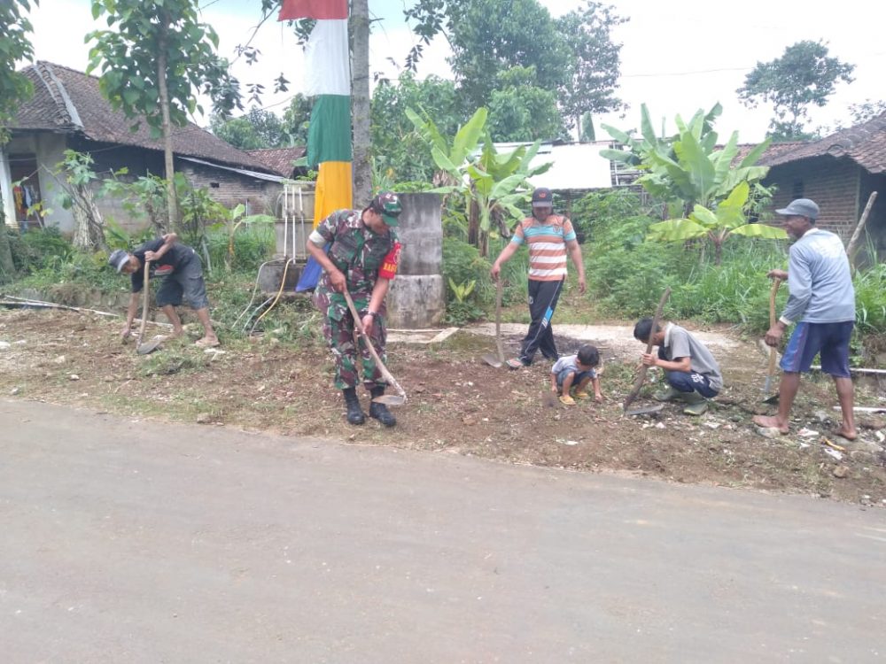 PEDULI LINGKUNGAN, BABINSA PUDAK BERSIHKAN JALAN DESA BERSAMA WARGA