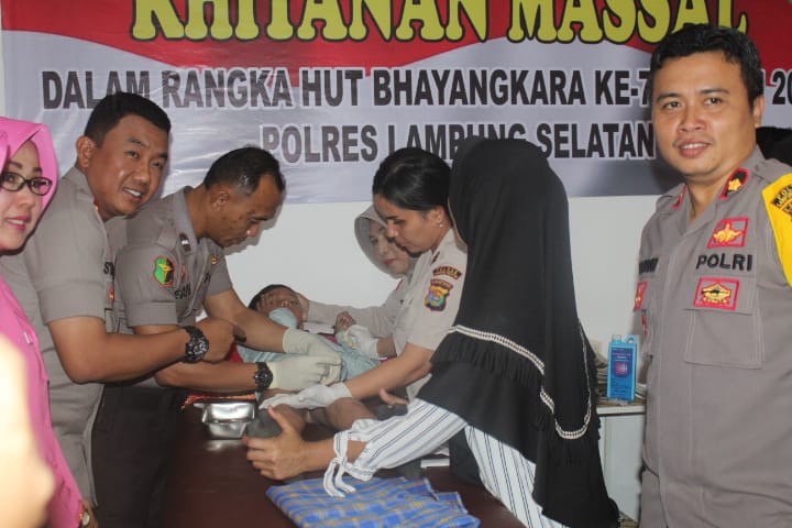 Jelang HUT Bhayangkara Ke 73  Polres Lamsel Melakukan Sunatan Masal
