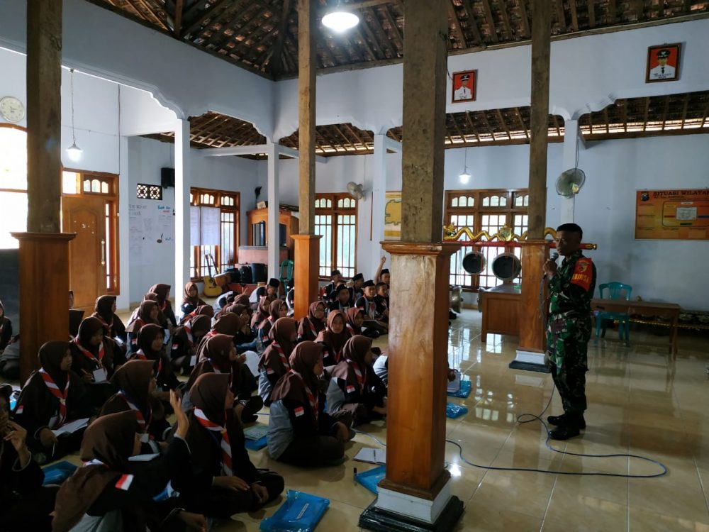 BABINSA KORAMIL BALONG BERI PELATIHAN PBB DAN WASBANG DI SEKOLAH