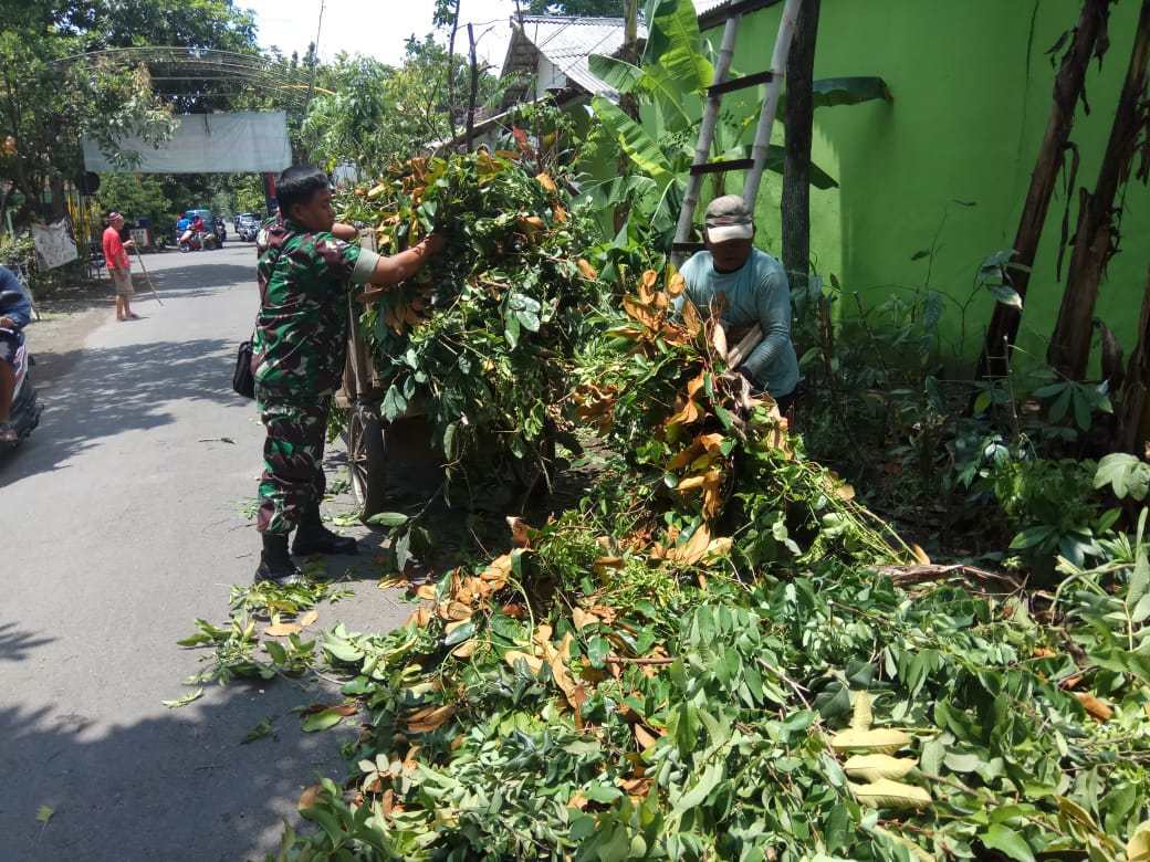 Wujud Kekompakan Babinsa Babinkamtibmas Bantu Warga Jaga Menjaga Kebersihan
