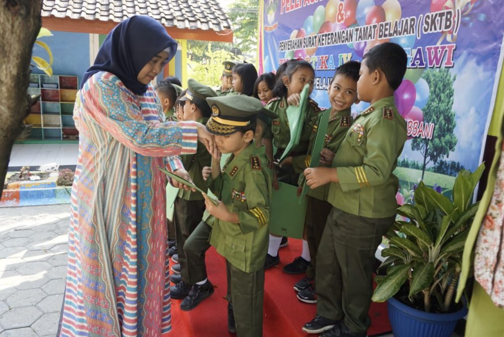 Pelepasan Peserta Didik Dan Penyerahan SKTB TK Kartika IV-24 Kodim 0805 Ngawi Tahun Ajaran 2018 – 201