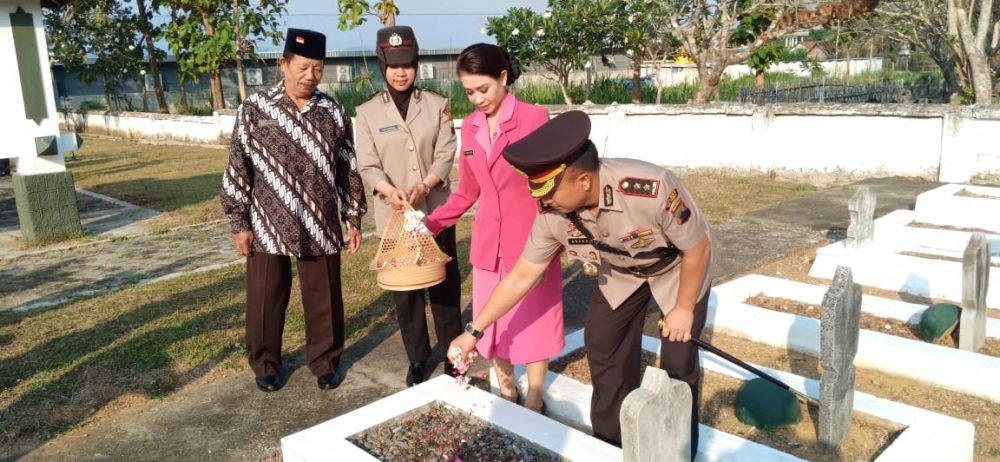 Kapolres Blora Pimpin Ziarah Dan Tabur Bunga di TMP Wira Bhakti.