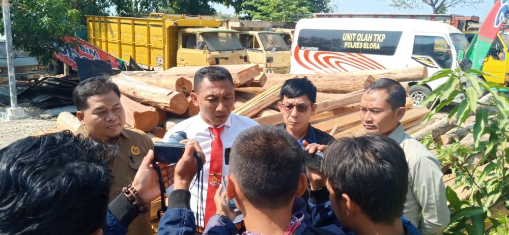 250 Batang Kayu Jati Yang Di Duga Hasil Curian, Diamankan Polres Blora Bersama Perhutani