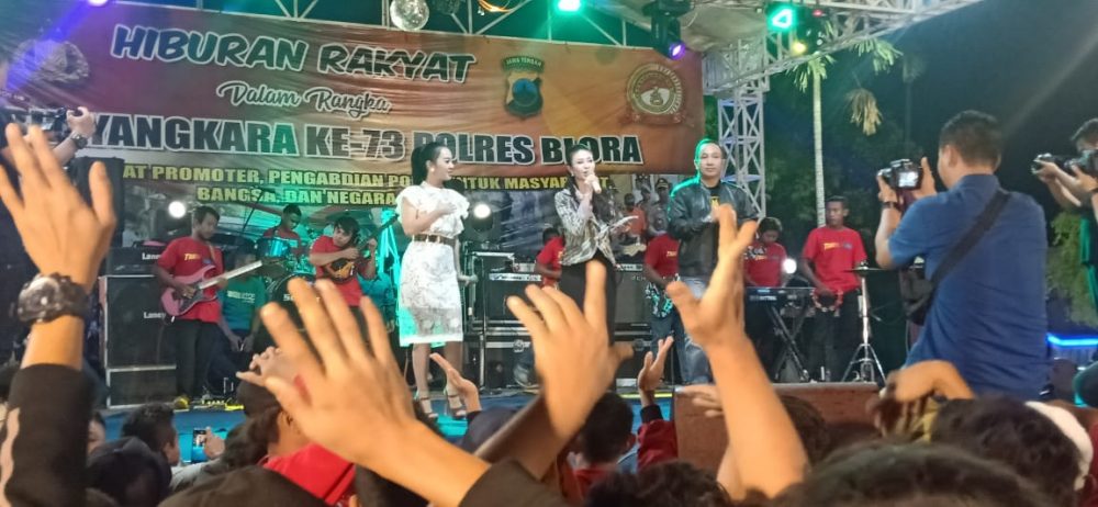 Dalam Rangka Hari Bhayangkara Ke 73, Ribuan Warga Blora Di Hibur Konser Dangdut Rena KDI